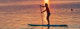 Standup Paddling in der Abendsonne